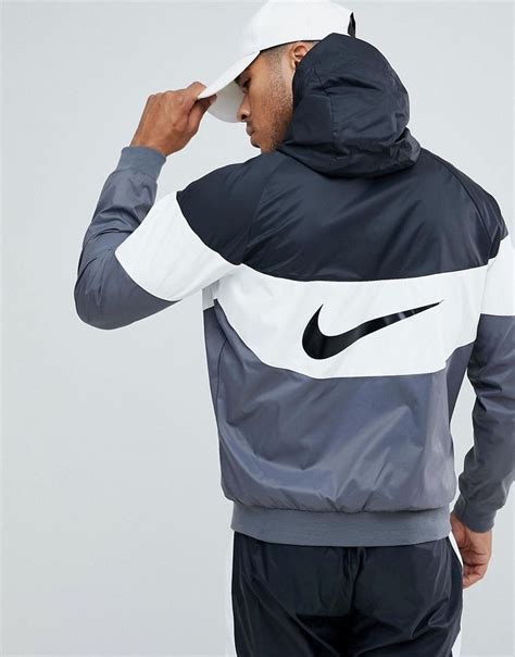 nike schwarze windjacke mit print auf der rückseite aj1396-010|Nike Sportswear Windrunner Herrenjacke mit Kapuze.